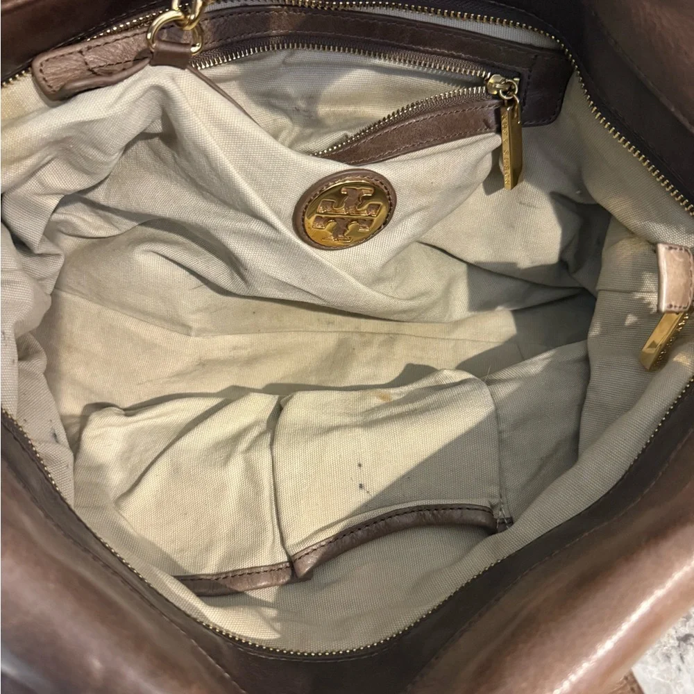 Gorgeous leather Tory Burch zip top Elegant Tan Tote with T stitching